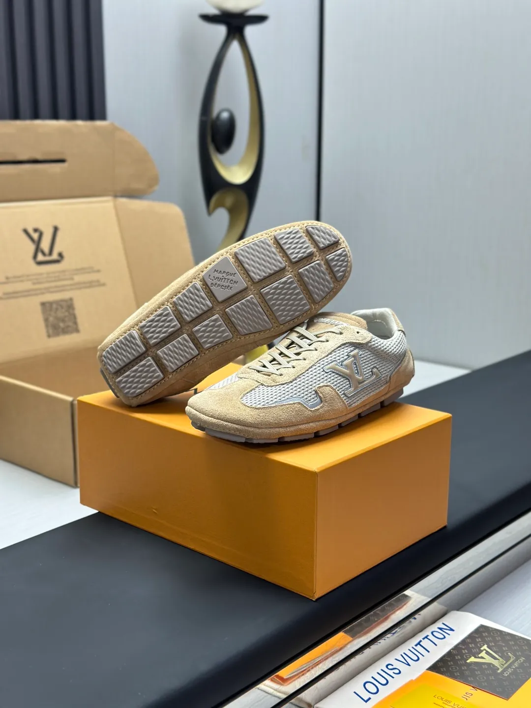👟👟Ex-factory price 680👟👟 (Top version fully packaged) LV Louis Vuitton L Family Donkey Brand Latest Rally Series Mesh Casual Sports Shoes Doudou Shoes Original purchase, development and production This LV Rally sports shoe is made of suede cow leather and mesh fabric, and a rubber pad outsole is incorporated into the driving shoe configuration, making it a modern choice that is both comfortable and light. The LV letters on the side, the handwritten Louis Vuitton logo on the rear, and the Vuitton logo on the tongue and outsole jointly brand the brand mark. Exquisite packaging at the delivery counter🛍📦 ▪️Fabric: Original customized imported mesh + cowhide ▪️Inner lining: Original customized breathable mesh lining ▪️Outsole: Original molded anti-slip rubber material ▪️Sole thickness: 2CM ▪️Size: Men's 39-45